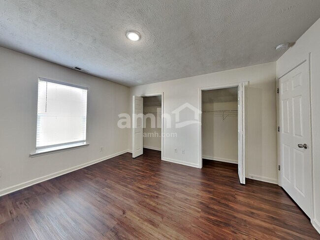 Building Photo - 2935 Greentree Dr