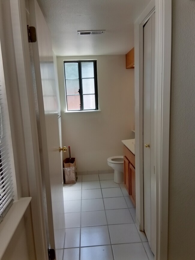Building Photo - 1250 Formosa Dr