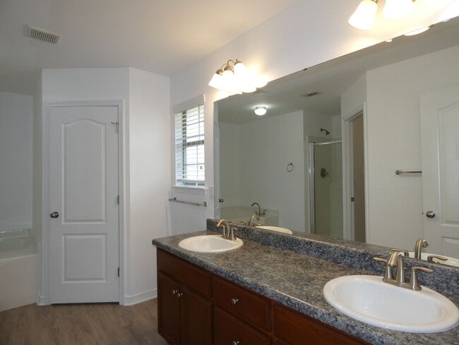 Building Photo - 4-Bedroom All Brick Home - Gulf Breeze