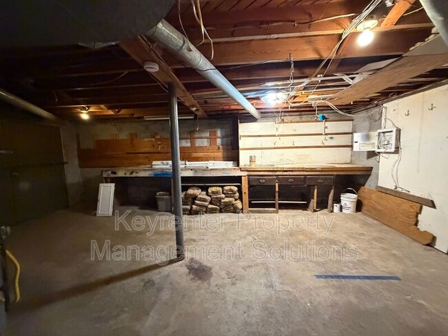 Building Photo - 221 River Rd