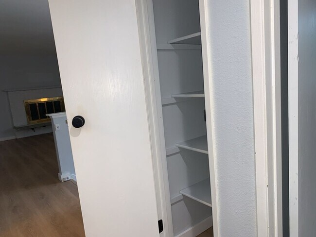 Building Photo - Spacious 3 Bed 2.5 bath Kent Split-Level home