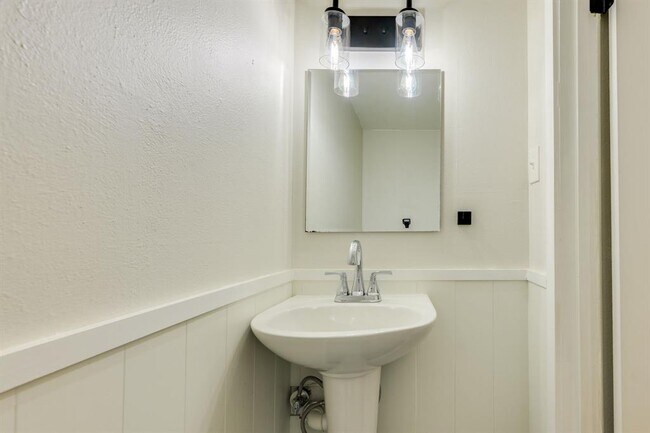 Building Photo - 7409 Shadow Hill Dr