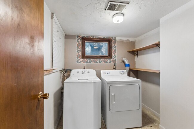 Building Photo - Sun Room!