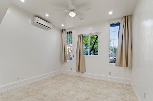 Building Photo - 941 E Edison St