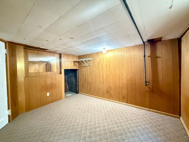 Building Photo - 806 Spring Ave