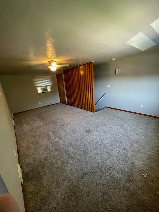 Building Photo - Duplex in prime neighborhood