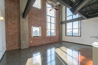 Building Photo - 1 Bed 1.5 Bath Modern Corner Unit Condo in Uptown Dallas!