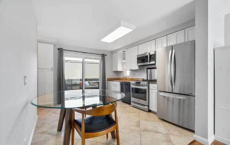 Building Photo - 8726 Villa La Jolla Dr