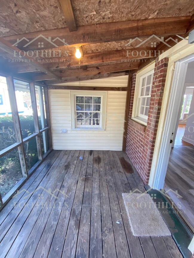 Building Photo - 3-Bedroom Home with Screened Porch and Lar...