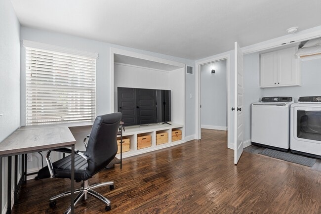 Building Photo - 607 S Alamo St