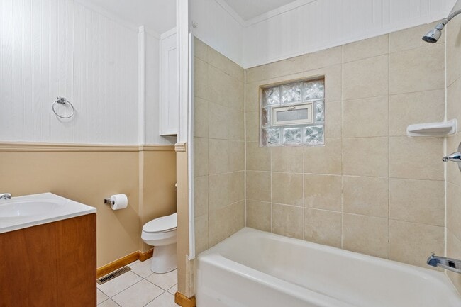 Building Photo - 410 Lorenz Ave