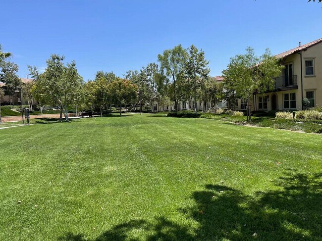 Building Photo - 3 Bedroom home for leasing in Lake Forest