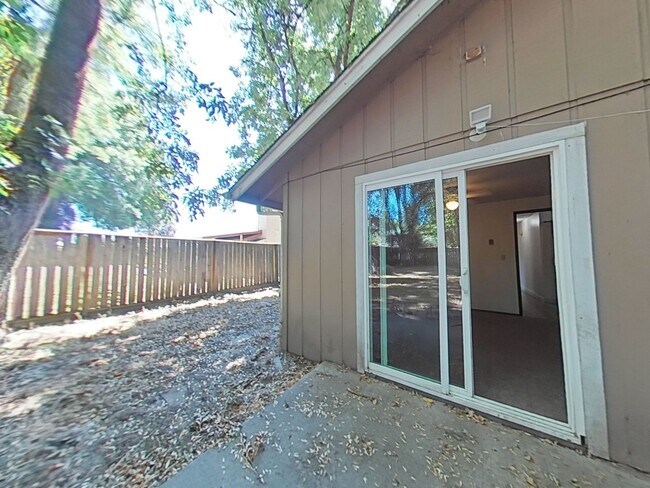 Building Photo - 3 Bedroom Duplex ~ Close to 9th Street ~ P...