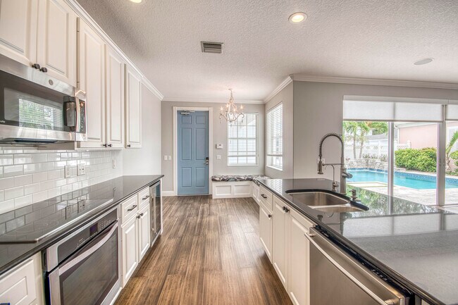 Building Photo - 240 Poinciana Dr