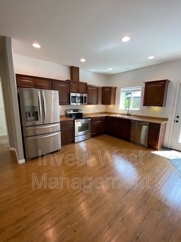 Building Photo - 1801 NE 16th St