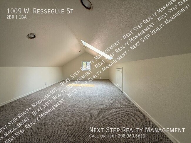 Building Photo - 1009 W Resseguie St
