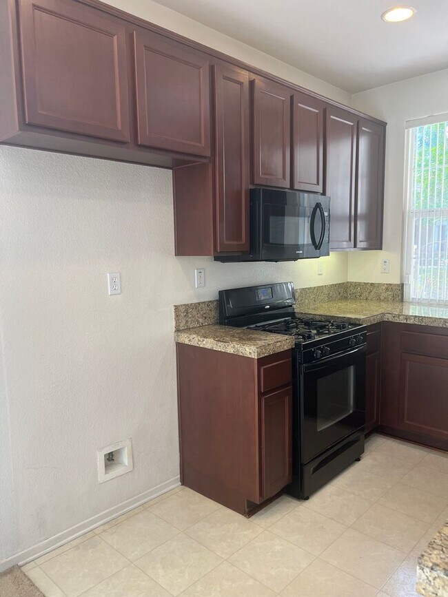 Building Photo - Wonderful Eastlake Townhome, 3 bedroom, 2....