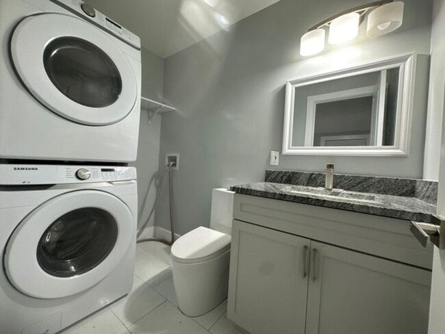 Building Photo - 5205 Bayside Dr