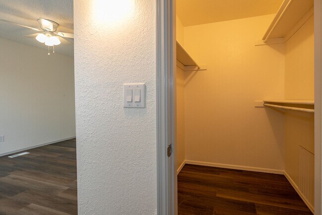 Building Photo - 3 Bed | 2 Bath Duplex in Central Tulsa!
