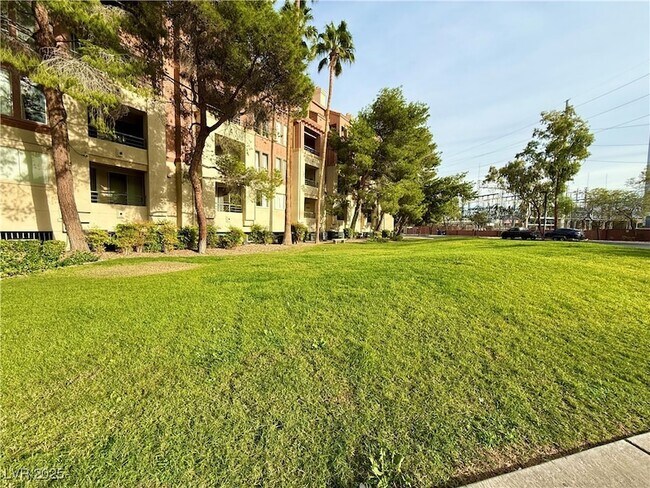 Building Photo - 220 E Flamingo Rd