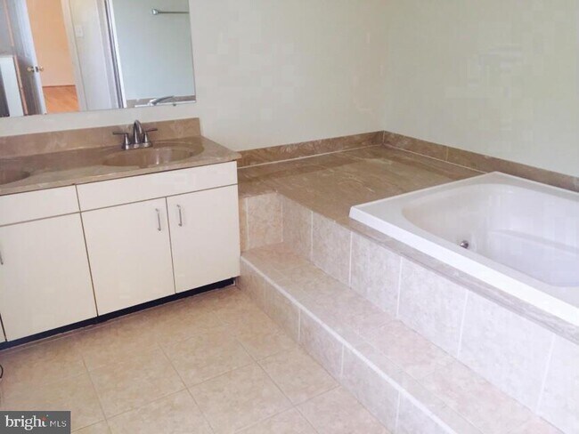 Building Photo - 12015 Montrose Village Terrace