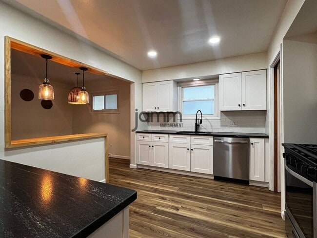 Building Photo - 2702 Grovewood Ave