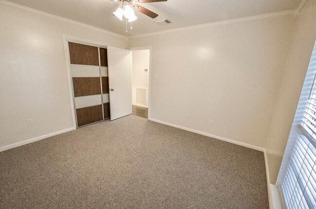 Building Photo - 25602 Oakhurst Dr