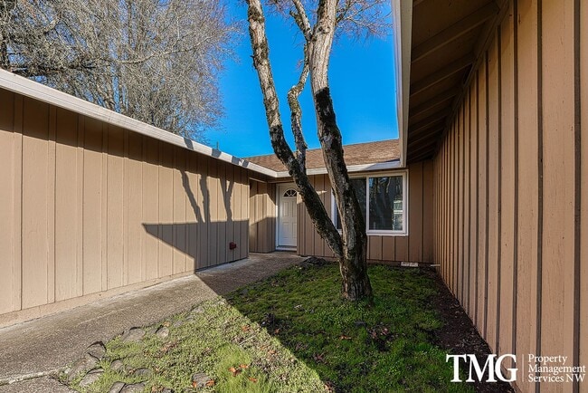 Building Photo - Tucked away 2 Bed 1 Bath Duplex in Hillsboro