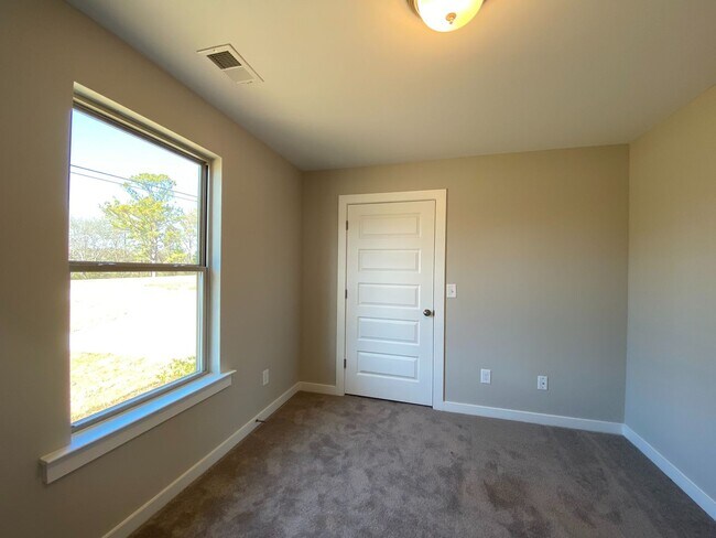 Building Photo - Gorgeous Home for Rent in Talladega, AL! A...