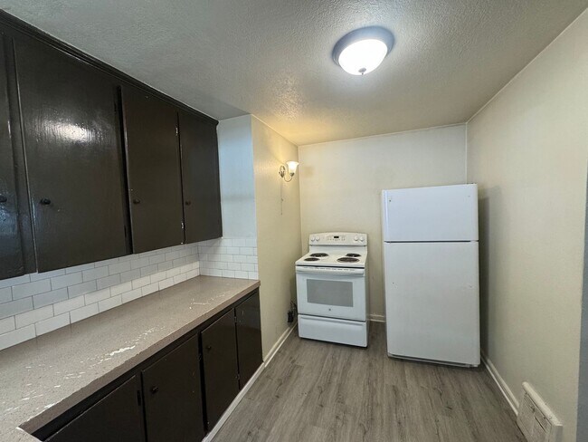 Building Photo - Charming 2BR 1 BA Unit • Carport • Fenced Yard in Independence