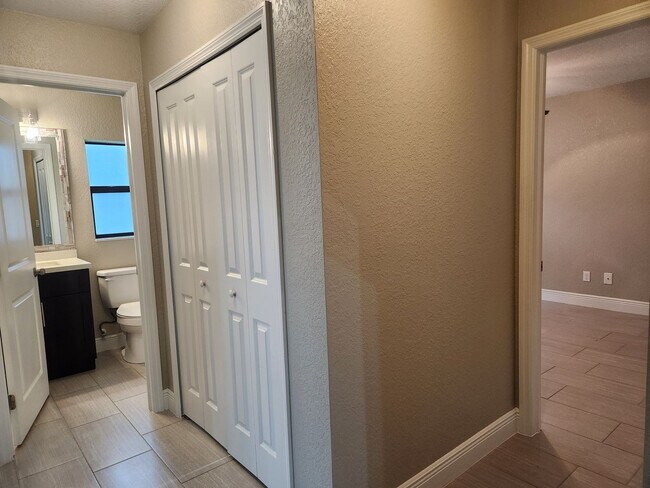 Building Photo - Duplex for rent