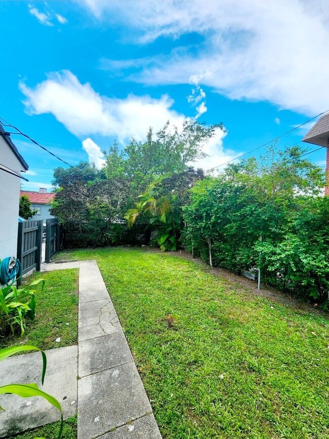 Building Photo - 350 SW 15th Ave