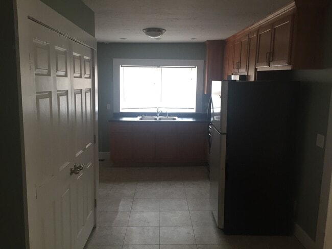 Building Photo - 308 Clinton St SE