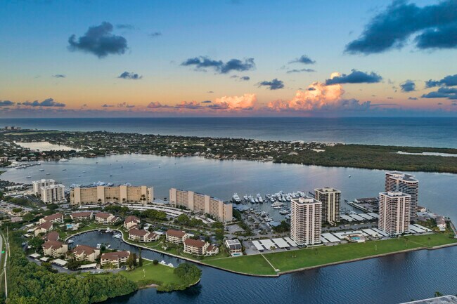 Building Photo - 132 Lakeshore Dr