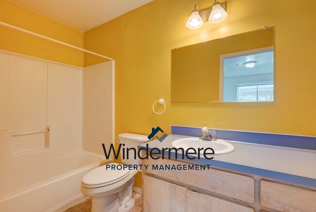 Building Photo - 3 Bed 2 Bath Ground Level Condo