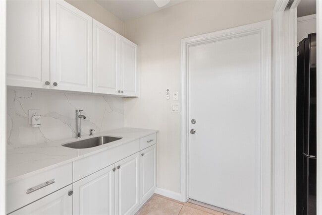 Building Photo - 2616 Middle River Dr