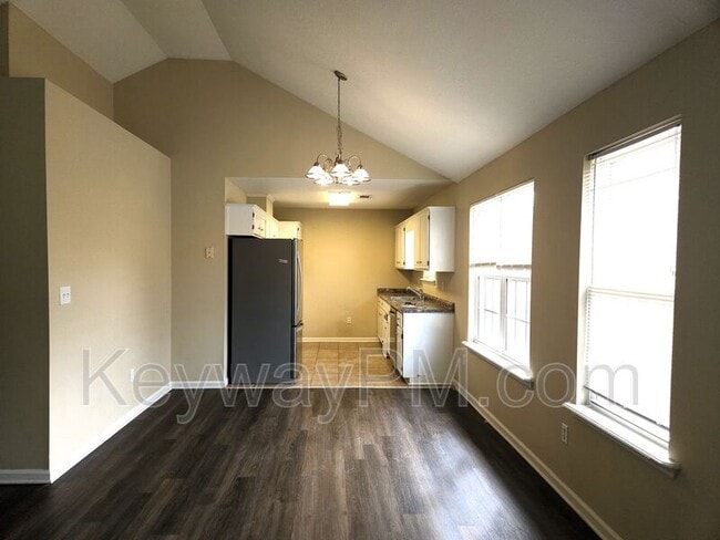 Building Photo - 221 Taylor Cir