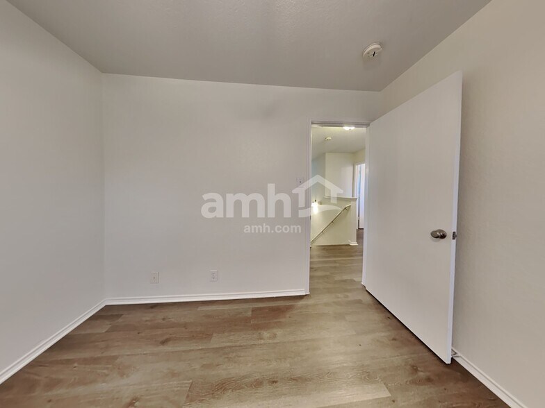 Building Photo - 825 Barrel Point