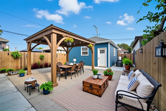 Building Photo - 3019 N Kenneth Ave