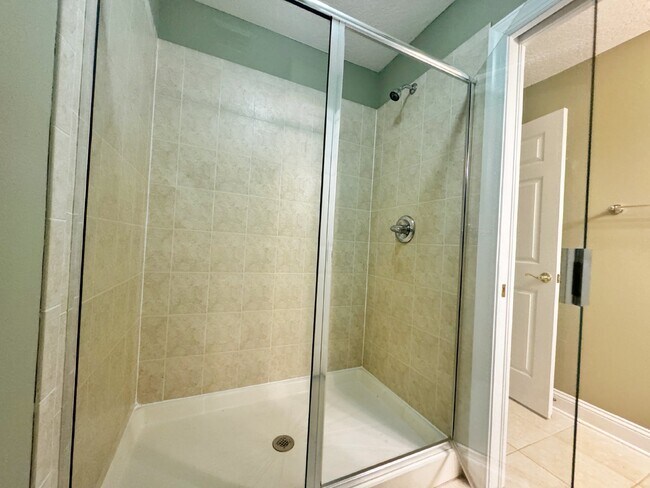 Building Photo - Spacious two-story island townhome in gate...
