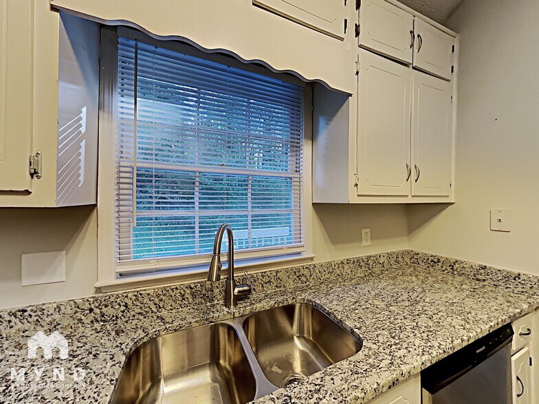 Building Photo - 1427 Hillside Pl SE