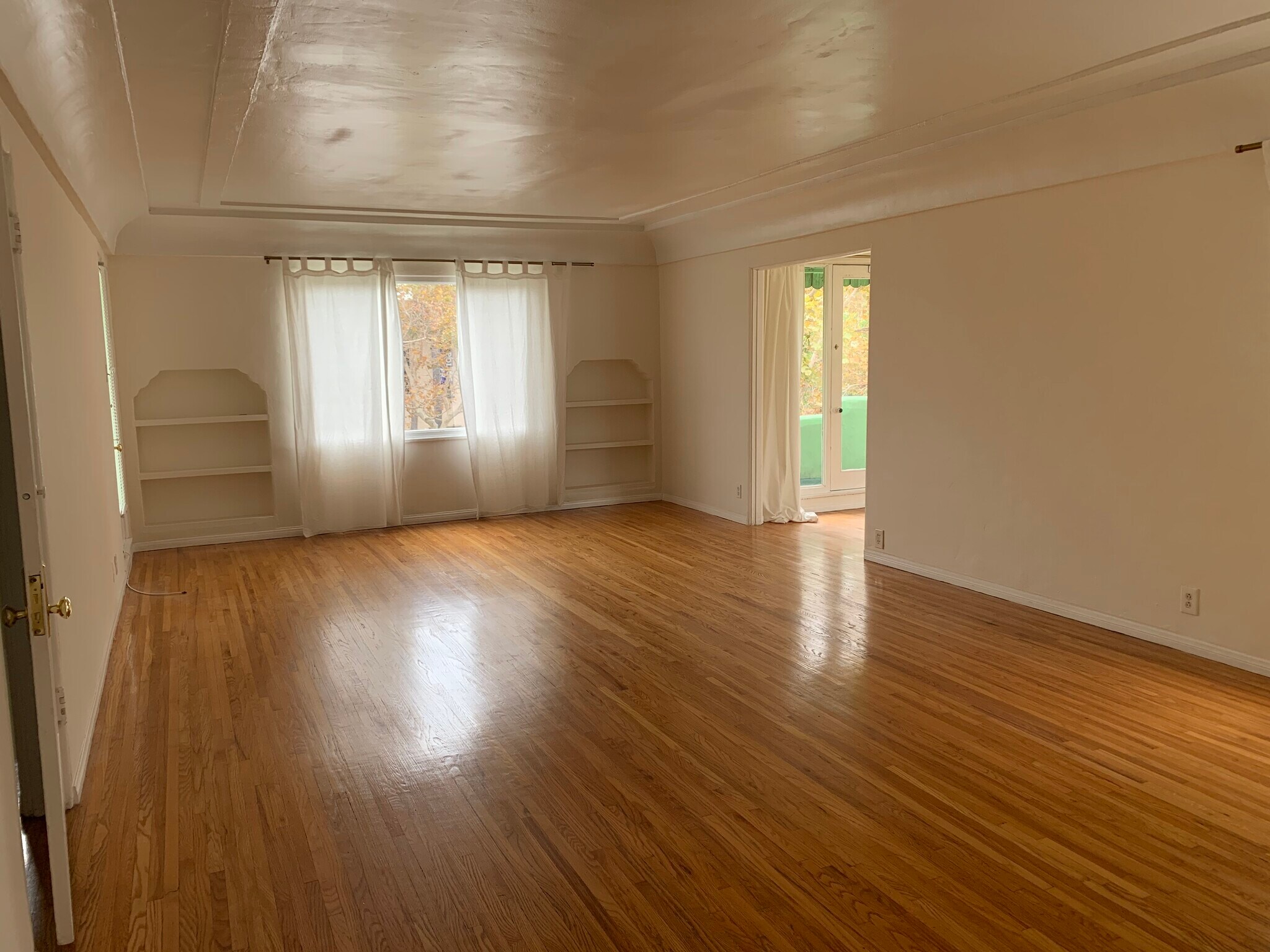 Building Photo - 1117 S Hayworth Ave
