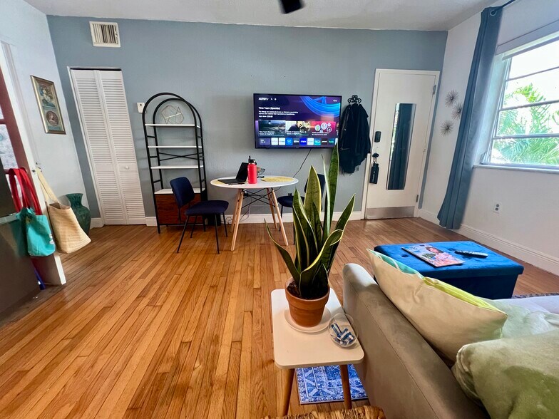 Dining area, smart TV and front entrance - 901 Euclid Ave