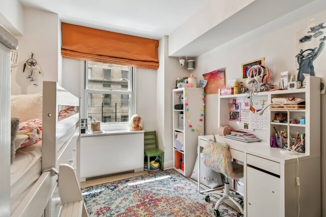 Building Photo - 100 W 57th St