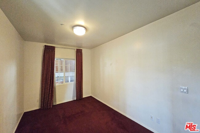 Building Photo - 302 N Griffith Park Dr