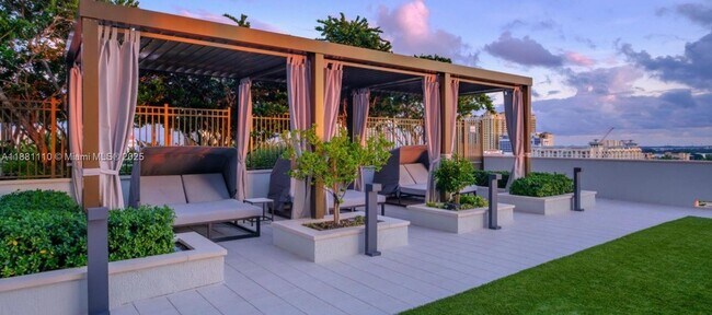 Building Photo - 591 Evernia St