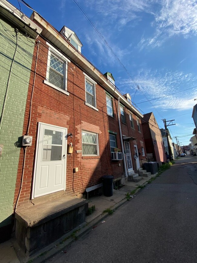 Primary Photo - Fully Renovated 2 Bed, 1 Bath w/ Bonus Roo...