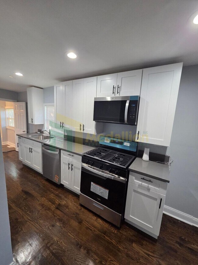 Building Photo - Beautifully Renovated 3 Bedroom / 1 Bathro...