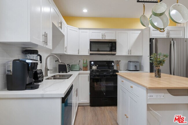 Building Photo - 1341 Mariposa Ave