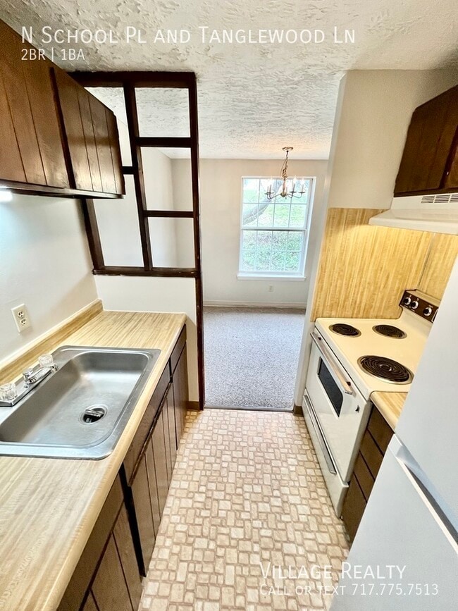 Building Photo - 305 N School Pl